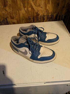 Nike Men’s Low-Top Basketball Sneakers in Blue/White